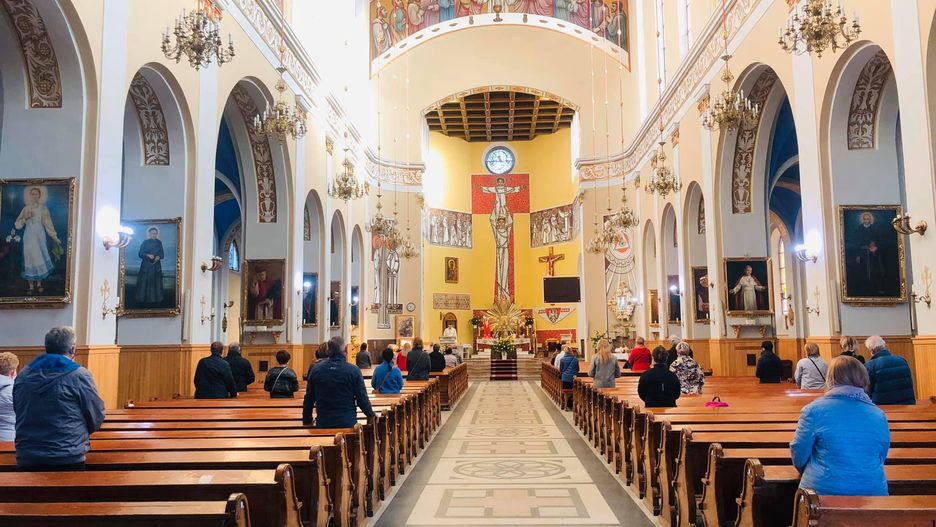 Kobieta urodziła pod kościołem.