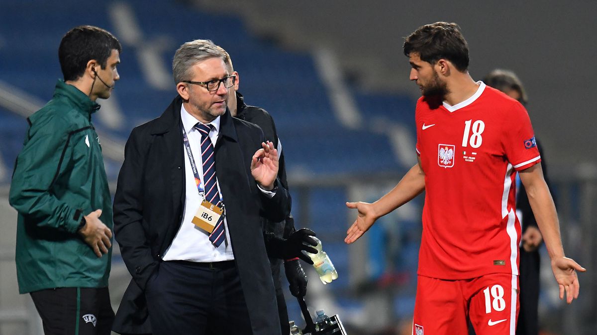 REGGIO NELL'EMILIA, ITALY - NOVEMBER 15:  Jerzy Brzęczek head coach of Poland issues instructions to Bartosz Bereszyński of Poland during the UEFA Nations League group stage match between Italy and Poland at Mapei Stadium - Citta' del Tricolore on November 15, 2020 in Reggio nell'Emilia, Italy. (Photo by Alessandro Sabattini/Getty Images)