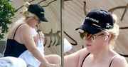 Rebel Wilson eksponuje ODCHUDZONĄ sylwetkę na hotelowym tarasie (ZDJĘCIA)