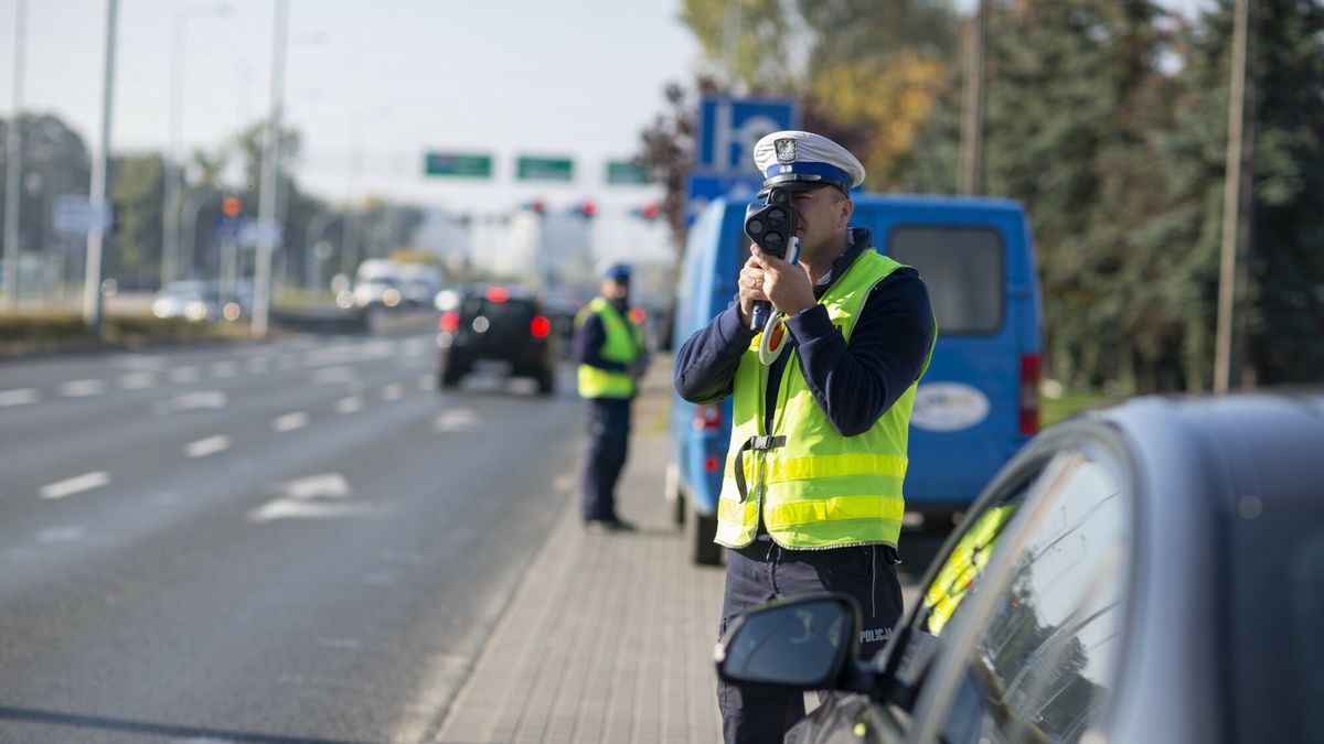 East News archiwum
Fot. Adam Wysocki/East News, Torun, 03.10.2022. 
Policjanci kontroluja predkosc pojazdow na ulicach Torunia. Kierowcy przekraczajacy dozwolona predkosc otrzymuja mandaty zgodne z nowym taryfikatorem wykroczen drogowych.
Adam Wysocki