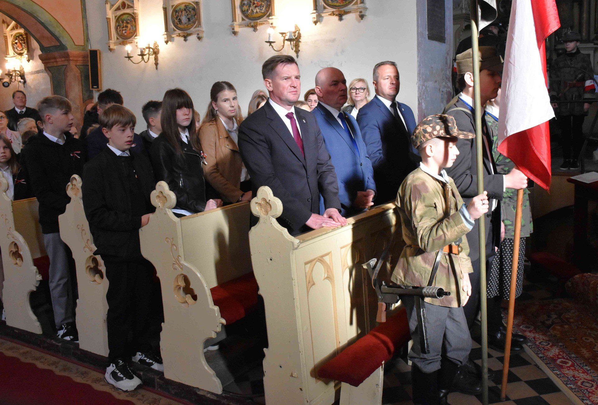 Uroczystość przy odrestaurowanym grobowcu rodu Trzcińskich w Ostrowie (gm. Kruszwica)