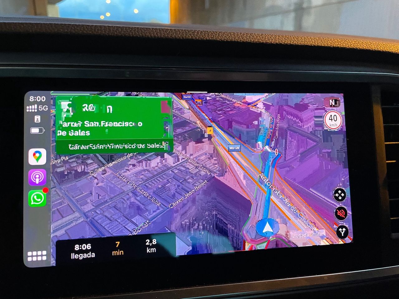Usterka Google Maps i Waze w Apple CarPlay. Obraz ma artefakty