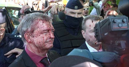 Oblała sokiem ambasadora Rosji. Aktywistka ucieka z Warszawy