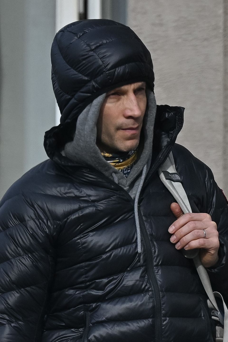 Tomasz Wolny wozi się po mieście zdezelowanym oplem