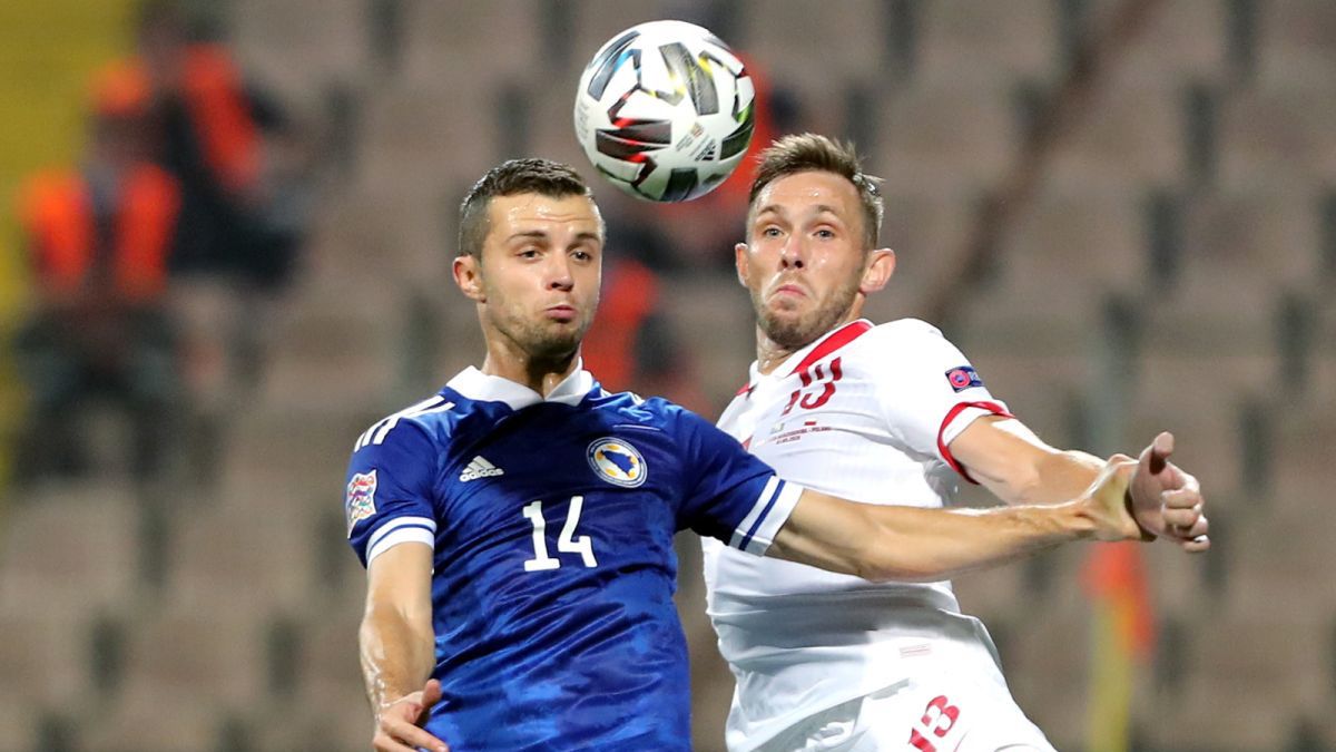 Maciej Rybus w pojedynku z Arminem Hodziciem