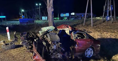 Samochód uderzył w drzewo. Nie żyje 32-latek