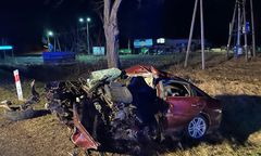 Samochód uderzył w drzewo. Nie żyje 32-latek