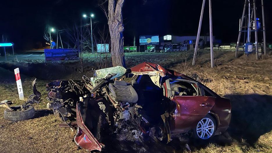 Wypadek w m. Nowy Świat. 32-latek uderzył autem w drzewo 