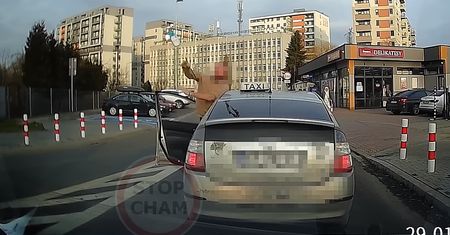 Wymusił pierwszeństwo i rzucił butelką. Nagrywający nie jest bez winy