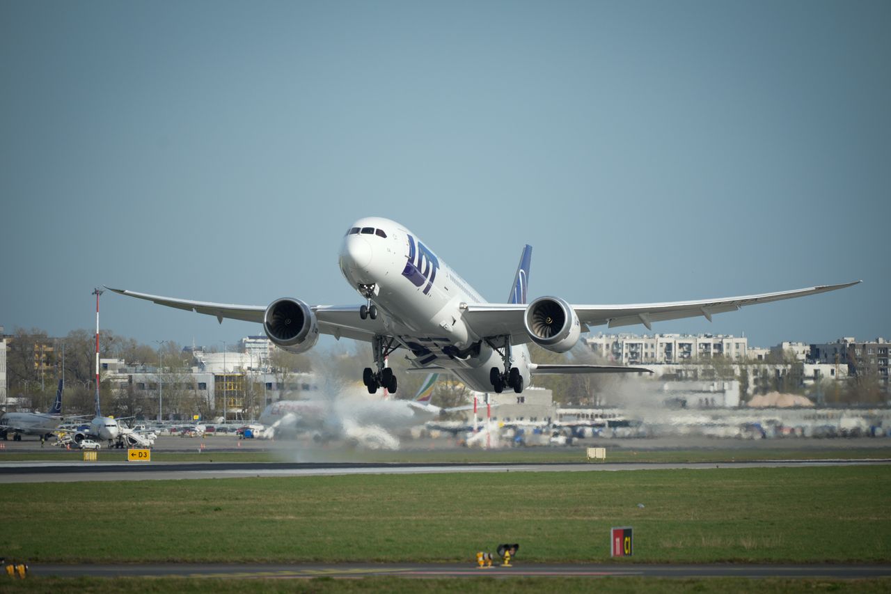 LOT ostrzega pasażerów. Możliwe podwyżki cen biletów, jeśli ropa nadal będzie droga