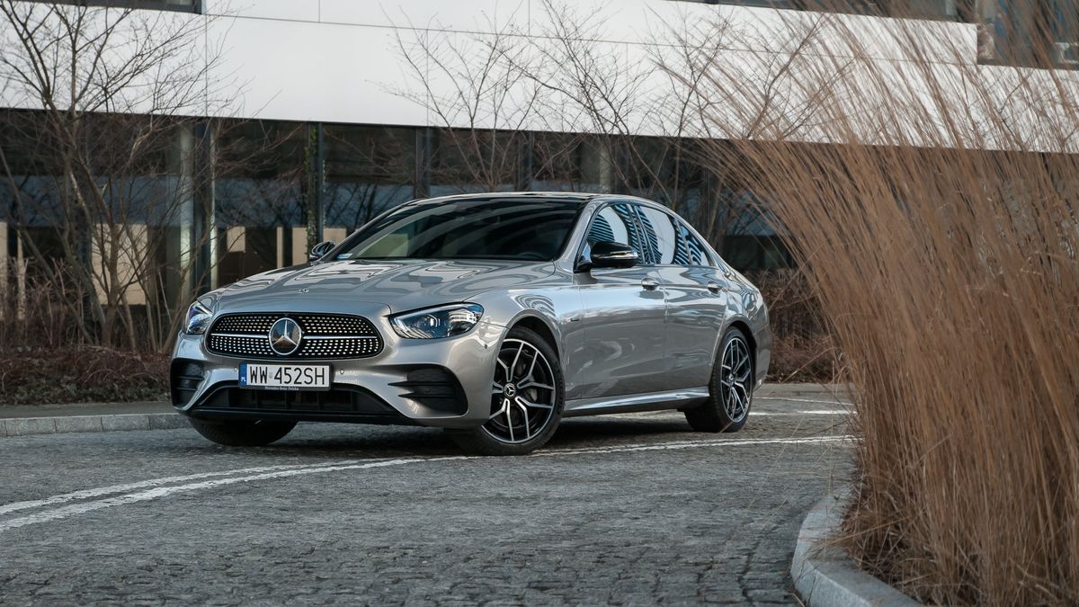 Mercedes oferuje też hybrydy PHEV razem z silnikami Diesla.