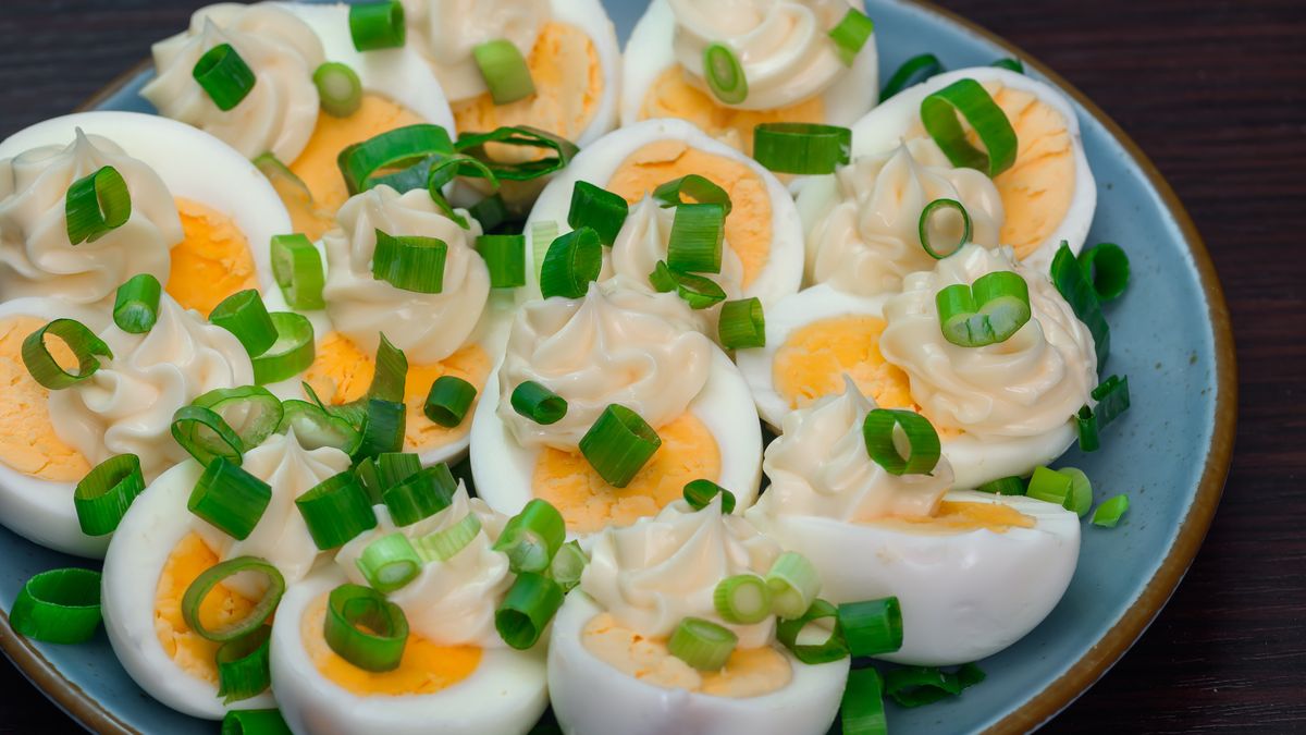 Jajka na śniadanie? Tak, ale trzeba uważać na dodatki. 