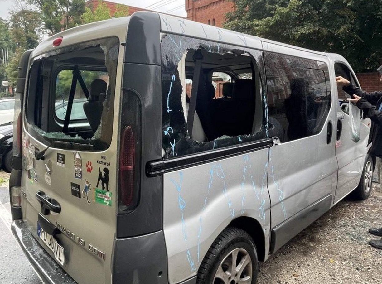 Kilka dni temu w Poznaniu zdemolowano auto kobiety, która wychowuje piątkę dzieci w ramach rodziny zastępczej. 