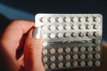 Miliony pacjentów przyjmują statyny. Naukowcy sprawdzili skutki uboczne