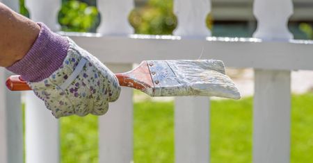 Furtka, płot, pergola. Co warto pomalować w ogrodzie jeszcze przed jesienią?