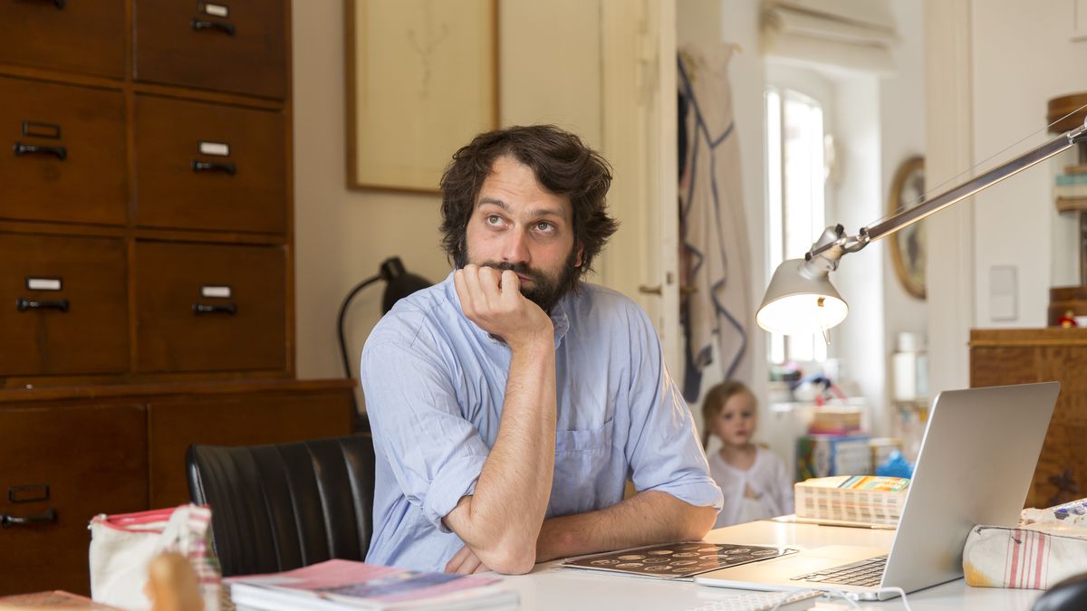 Pracownik zdalny, według utartej opinii wśród menedżerów, w godzinach roboczych bardziej koncentruje się np. na rodzinie, zamiast na obowiązkach zawodowych