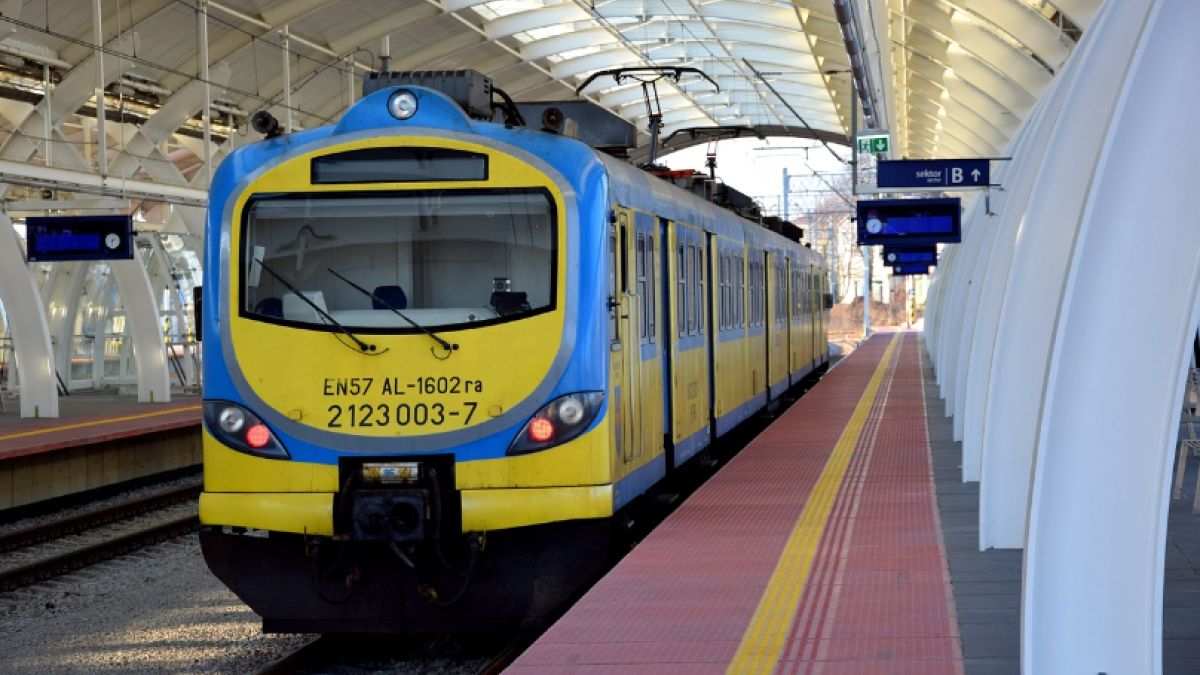 Inne przydomki EN57 to „enka” i „żółtek”