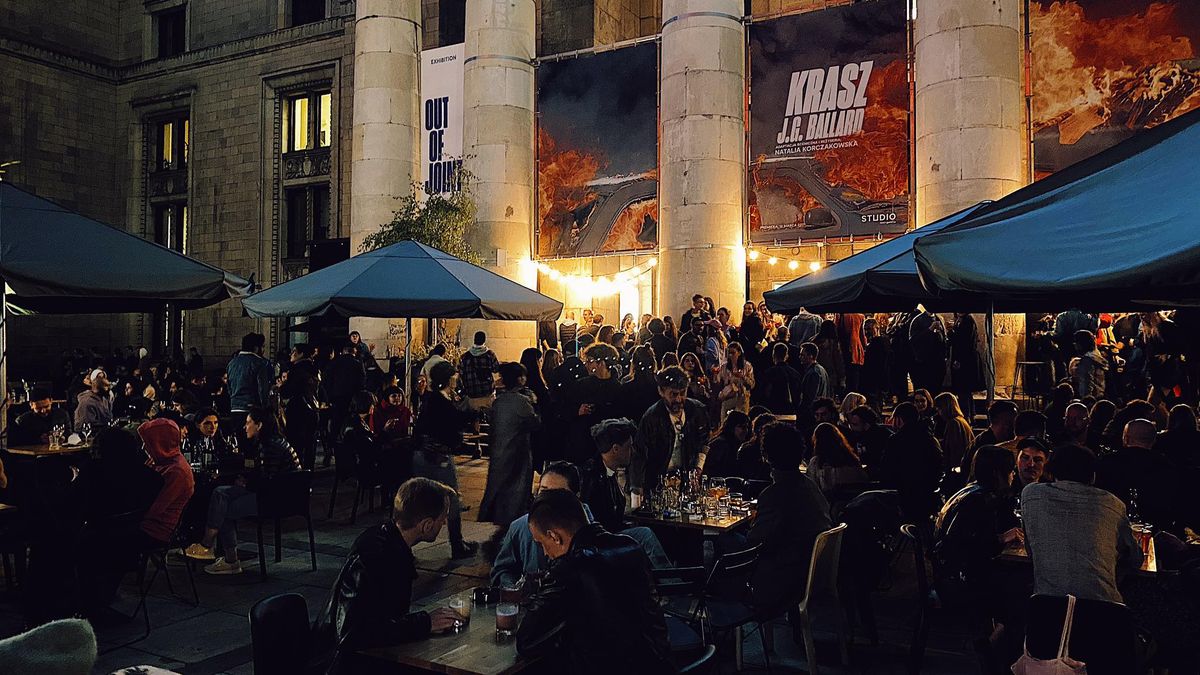 Jeden  ogródków gastronomicznych w Warszawie 