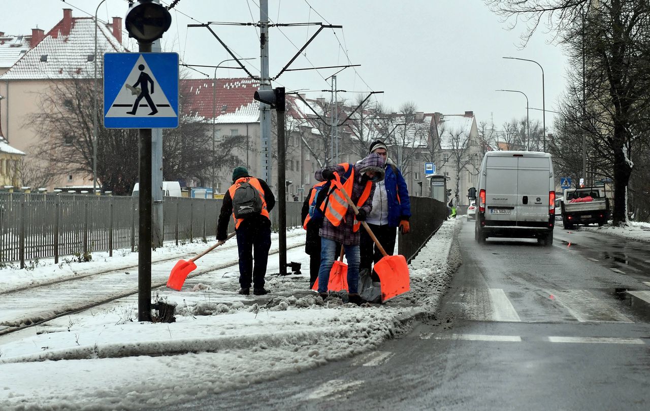 Pogoda. IMGW ostrzega przed śniegiem i oblodzeniem