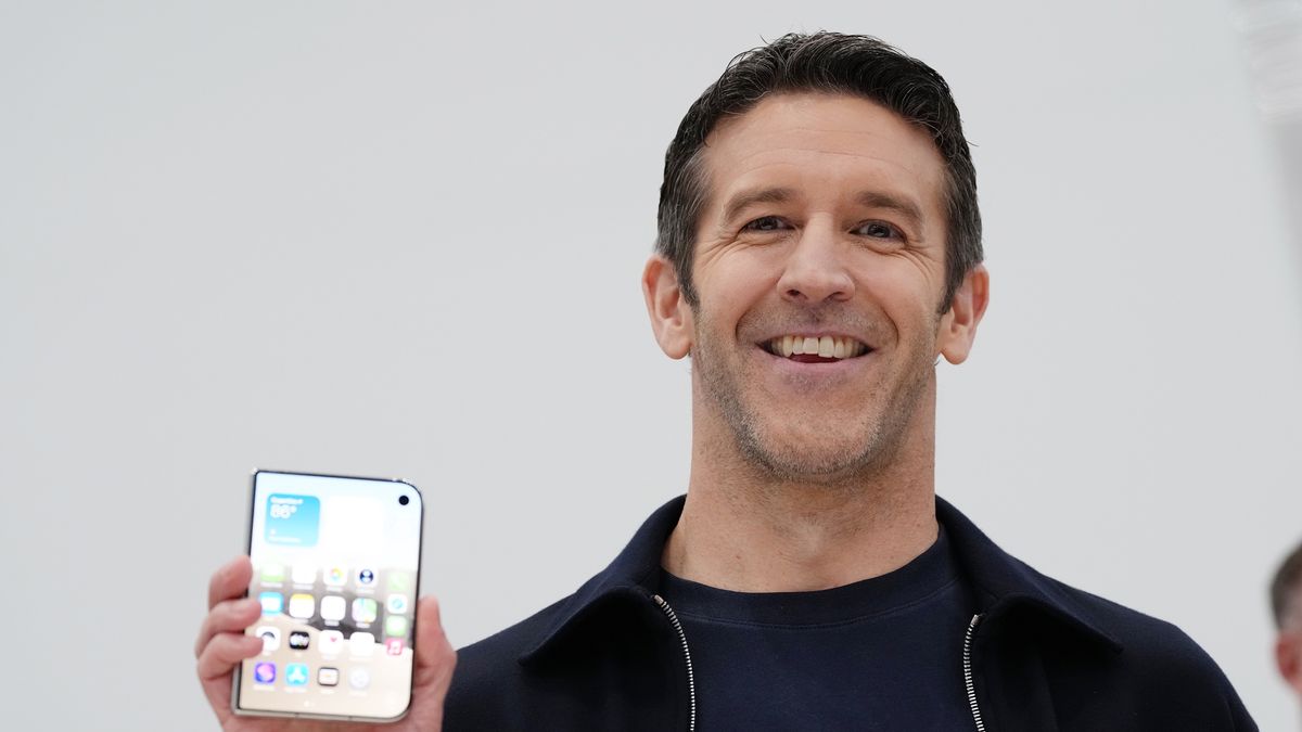 Nowy CEO Apple'a John Ternus z iPhonem Duo w dłoni