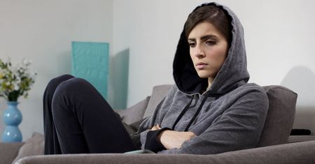 Objawy niedoboru witaminy B12. Może powodować zaburzenia neurologiczne