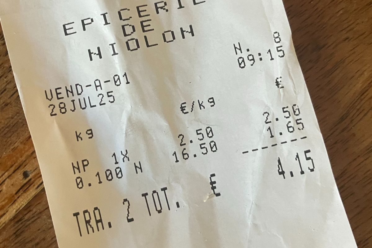 Rachunek za kozi ser i Rosette de Lyon we francuskim sklepie