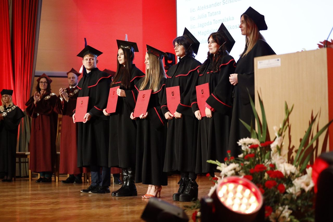 Częstochowa: Absolwenci odebrali dyplomy na Uniwersytecie Jana Długosza. Były togi, birety i bardzo podniosła atmosfera