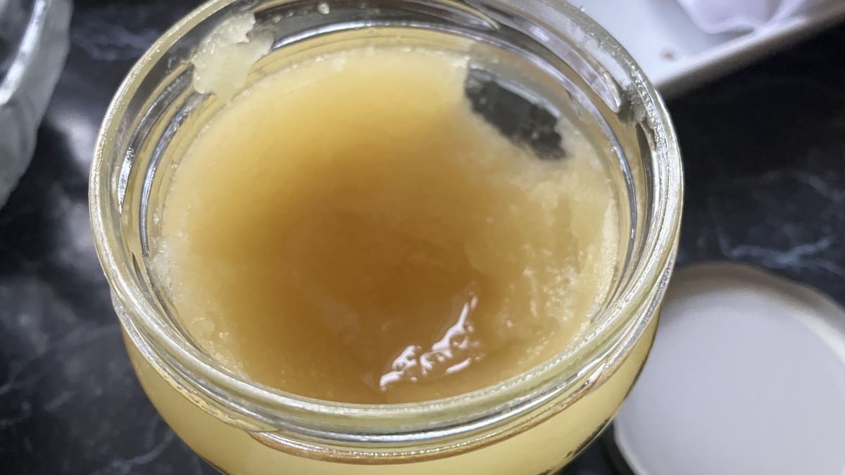 Naturalny miód z dobrego źródła może mieć biały nalot