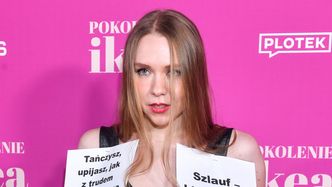 Nowy manifest Mai Staśko: przyszła na premierę "Pokolenia Ikea" obwieszona cytatami z książki: "TO SEKSISTOWSKI CHŁAM"!