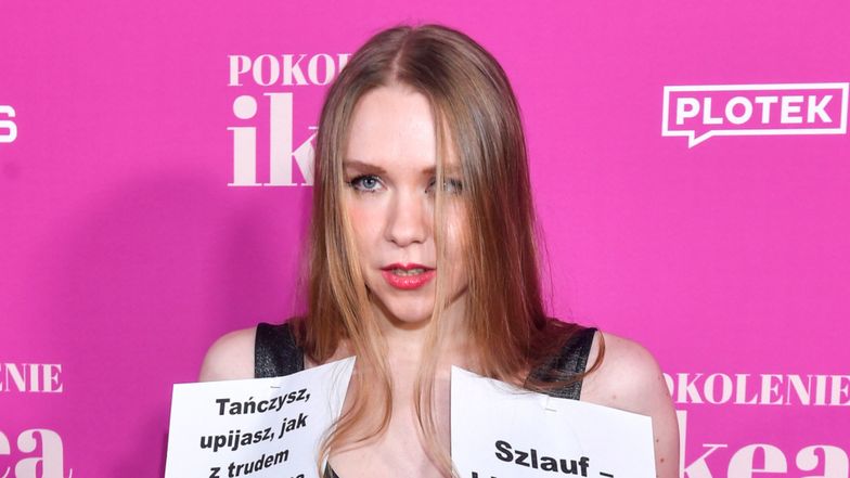 Nowy manifest Mai Staśko: przyszła na premierę "Pokolenia Ikea" obwieszona cytatami z książki: "TO SEKSISTOWSKI CHŁAM"!