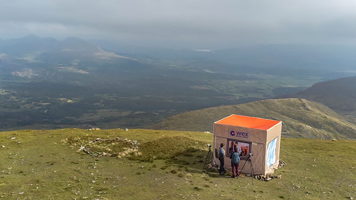 Sklepik fotograficzny na szczycie góry.