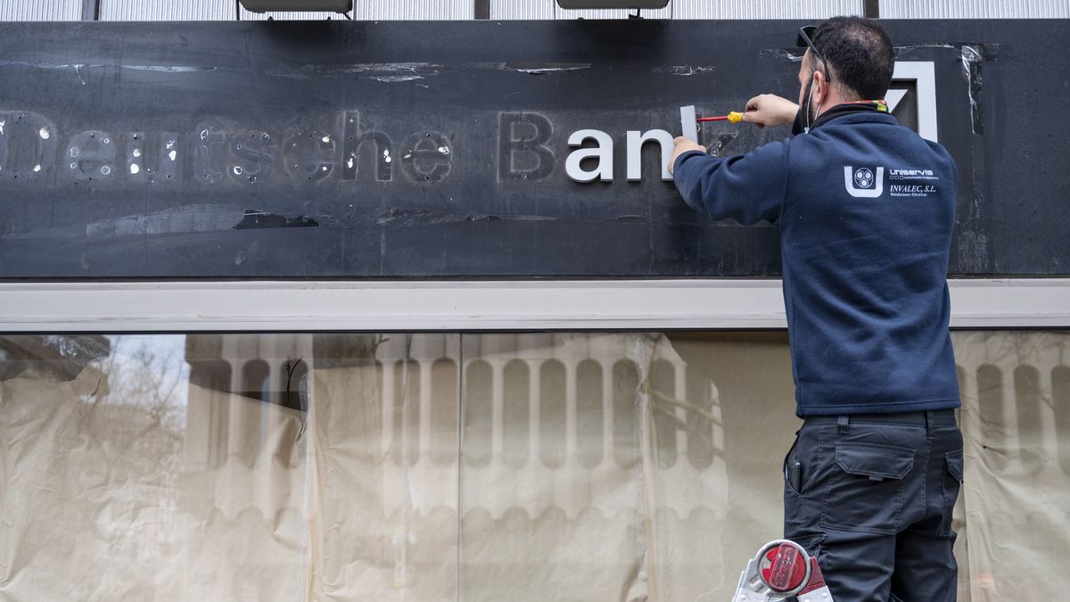 MADRID, SPAIN - 2022/03/08: A workers removes the logo of German investment bank and financial services Deutsche Bank seen at a closed branch in Spain. (Photo by Xavi Lopez/SOPA Images/LightRocket via Getty Images)