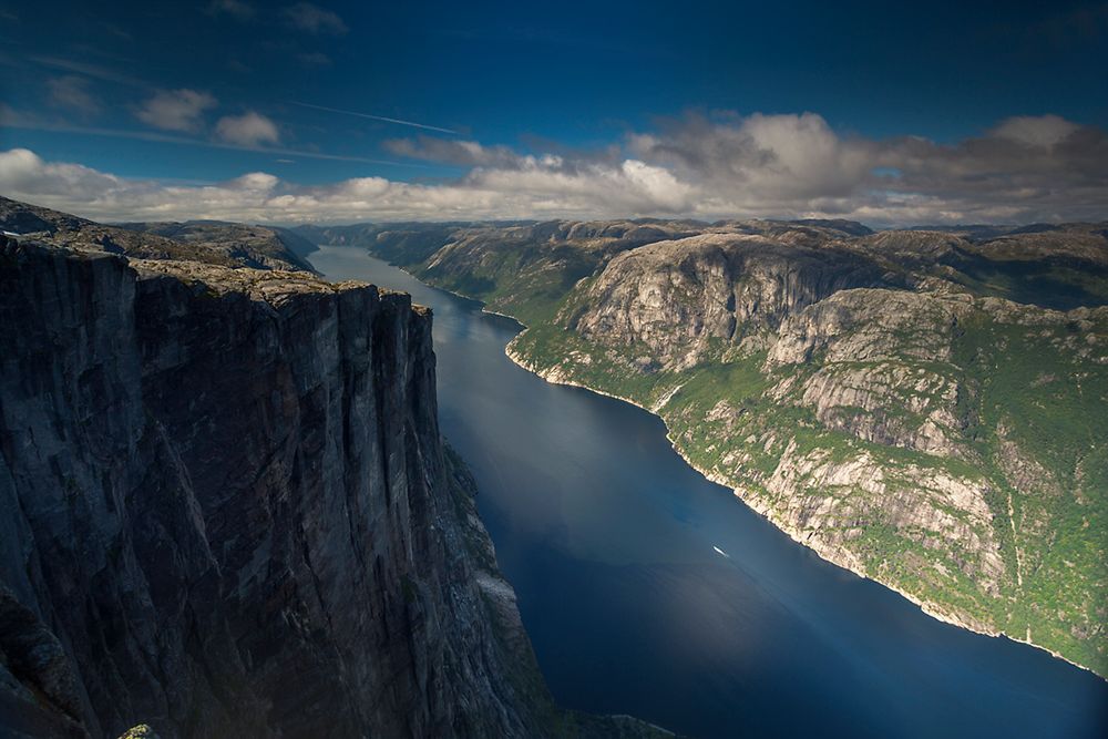 Wspaniała panorama na Lysefjord sprzed namiotu.