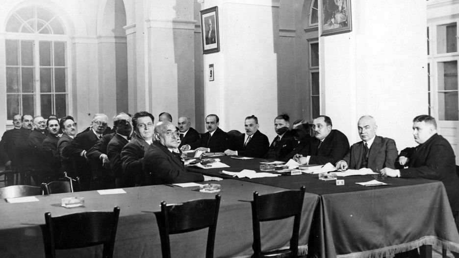 Warszawa, 9 listopada 1929. Posiedzenie Rady Finansowej, wiceminister skarbu Stefan Starzyński (jako piąty z prawej strony), fot. NAC
