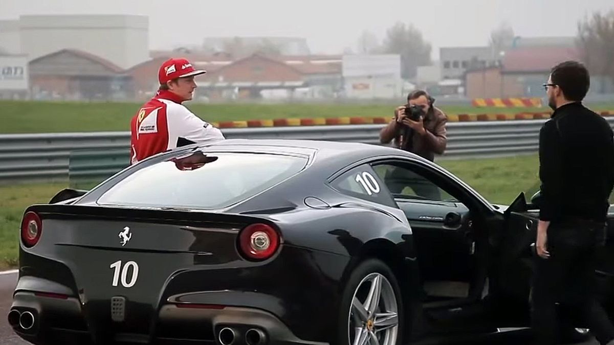 Kimi Räikkönen zabiera dziennikarzy na tor w Ferrari F12berlinetta 1