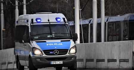 Bielsko-Biała. Udawali policjantów, namówili 80-latkę do wrzucenia pieniędzy do kosza