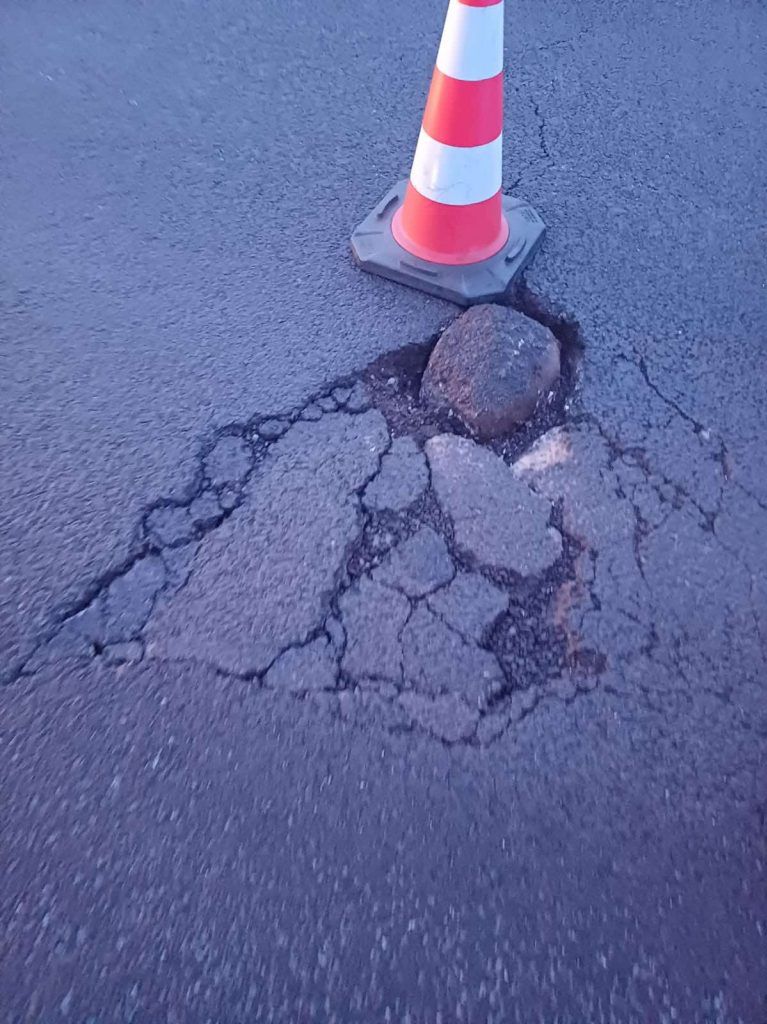 Uszkodzona jezdnia na S5. „Czy to możliwe, że to kolejny fragment rakiety?”