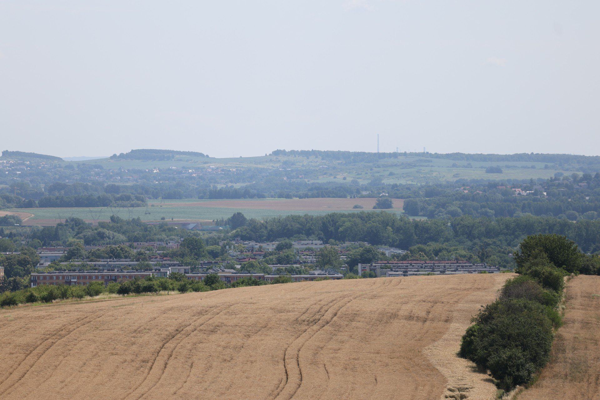 Widok, który zapiera dech. Panorama z Kopca Wyzwolenia w Piekarach Śląskich zachwyca o każdej porze roku