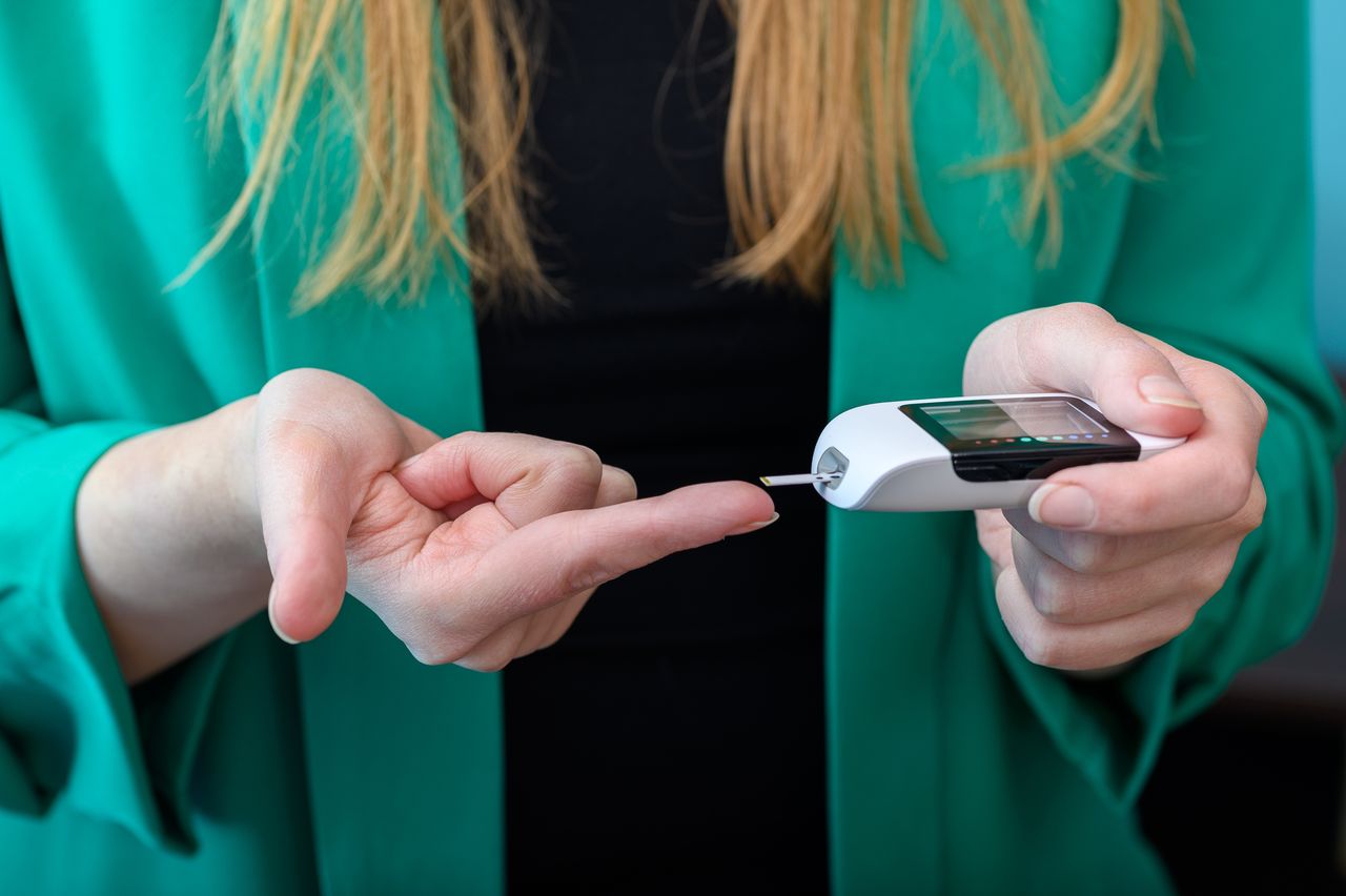 Oto typowe objawy cukrzycy. Duże pragnienie to jeden z objawów