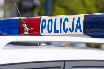 15-latek na motocyklu uderzył w stojącą toyotę. Nie miał uprawnień, pojazd nie był dopuszczony do ruchu