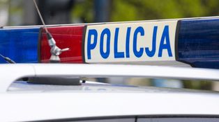 15-latek na motocyklu uderzył w stojącą toyotę. Nie miał uprawnień, pojazd nie był dopuszczony do ruchu