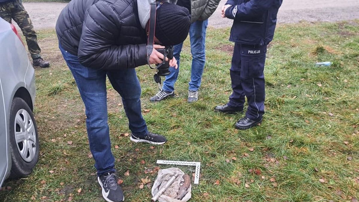 We włocławskim lesie pasjonaci ze stowarzyszenia "Brzescy Poszukiwacze Historii" odkryli przerobioną broń palną.
