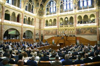 Węgrzy ujawnią akta agentów. Parlament przyjął ustawę