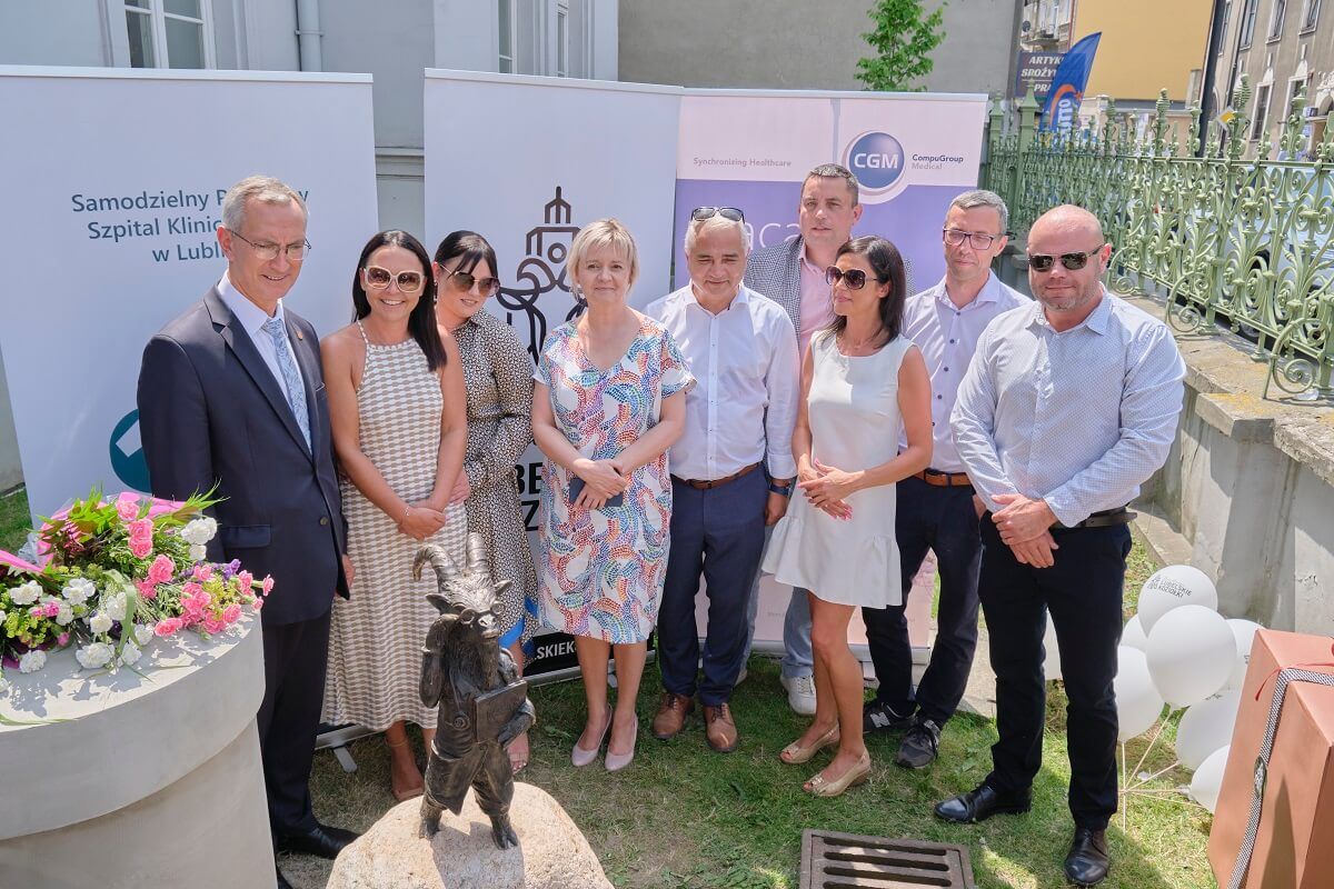 Koziołek Staś przy wejściu do szpitala SPSK nr 1 przy ul. Staszica