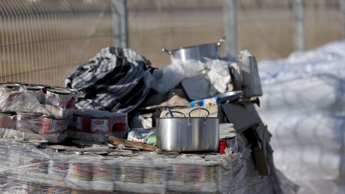 Pomoc humanitarna po palestyńskiej stronie przejścia granicznego Kerem Szalom, pomiędzy Strefą Gazy a Izraelem