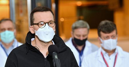 Koronawirus. Morawiecki tłumaczy, dlaczego nie zamknięto kościołów. Co na to wirusolog?