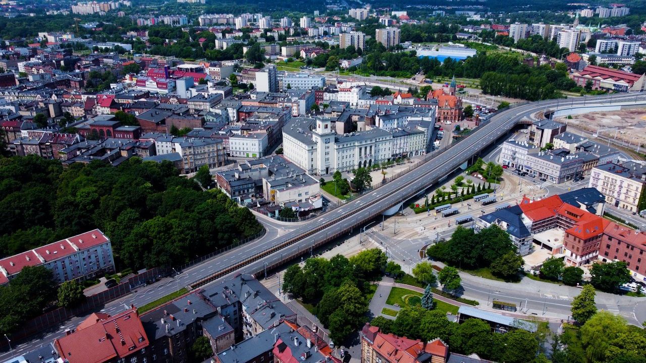 Zamknięcie estakady w Chorzowie kłopotem dla pieszych. "Można by wyznaczyć wąskie przejście, wzmocnić to miejsce i stale je monitorować"