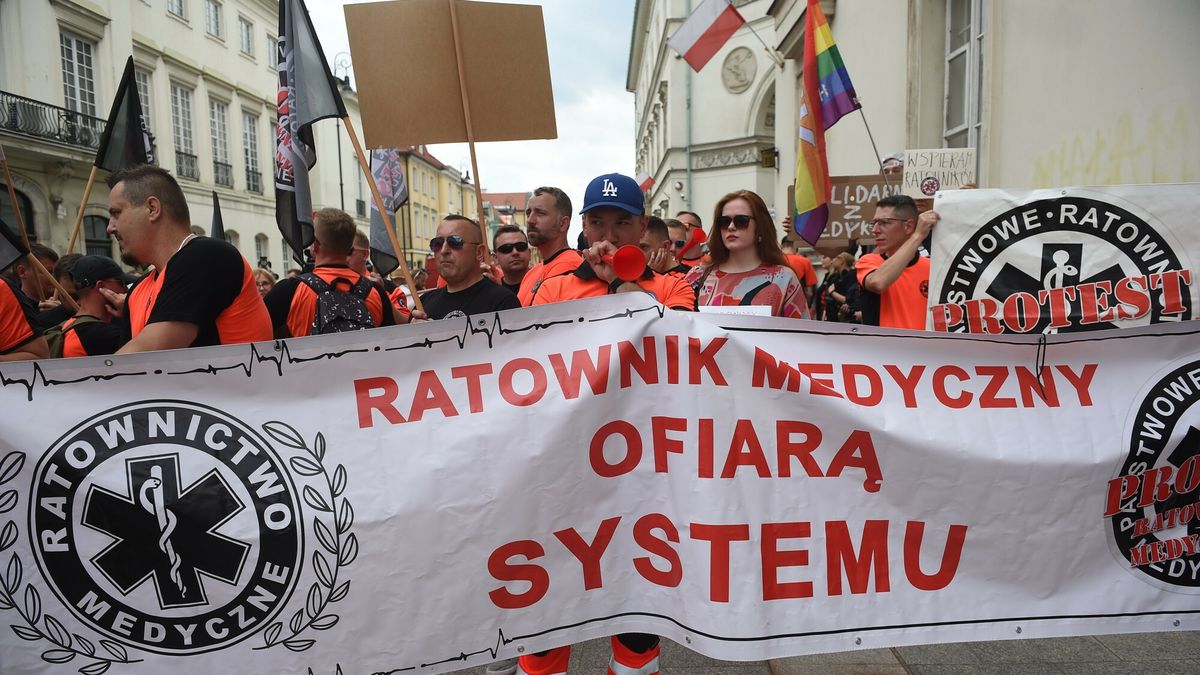 Protest ratownik�w medycznych30.06.2021 Warszawa  Protest ratownikow medycznych  fot. Zbyszek Kaczmarek/REPORTERZbyszek Kaczmarek/REPORTER