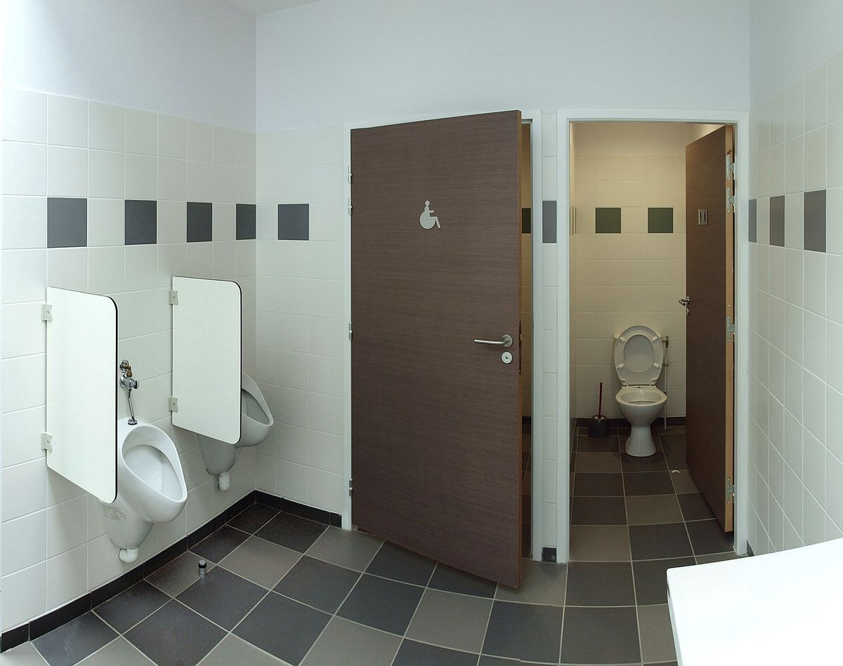 Gdańska szkoła wycofała się z rozporządzenia, zgodnie z którym wizyta ucznia w szkolnej toalecie w trakcie lekcji musi odbywać się pod nauczycielską eskortą