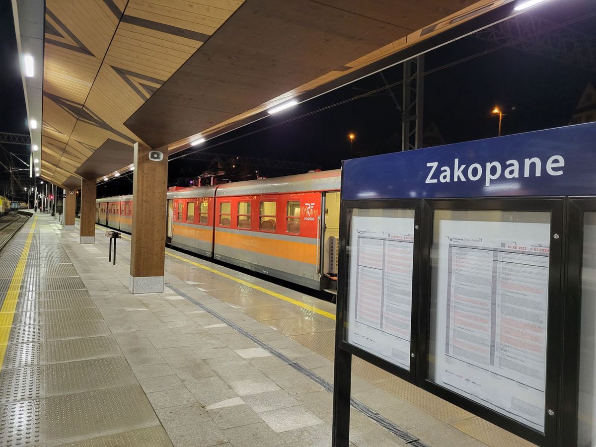 Na odnowiony dworzec w Zakopanem w końcu wjechały pierwsze pociągi 